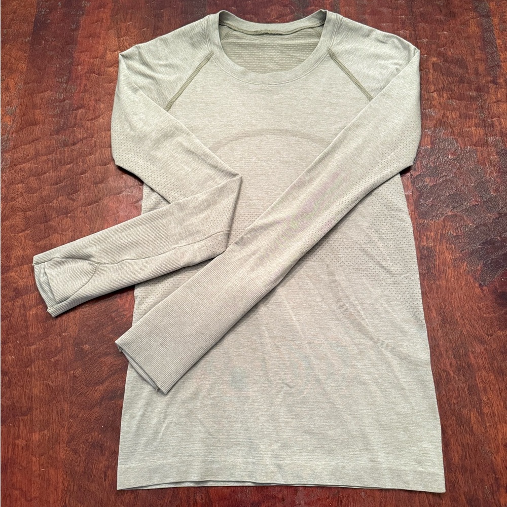 🌟lululemon athletica soft green Long Sleeve Tee